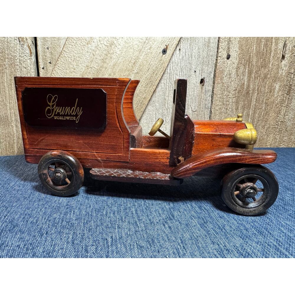 Vintage All Wood MCM Mid Century Truck Grundy Worldwide Advertising & 1913 Plate